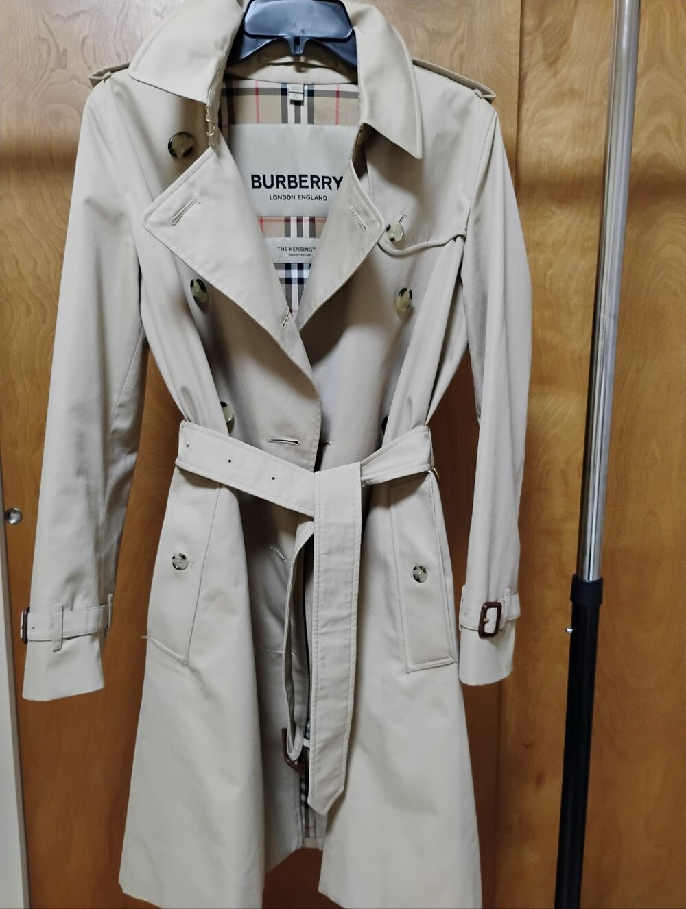 Burberry Trench Coat, Color Honey, Size US 6 Kensington Mid-Length